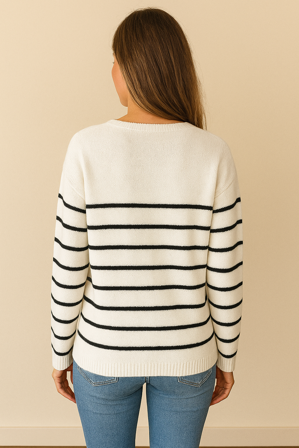 Suéter Cashia Marsella, de la colección Cashia Punto, color blanco con rayas negras y cuello de pico, vista de espaldas