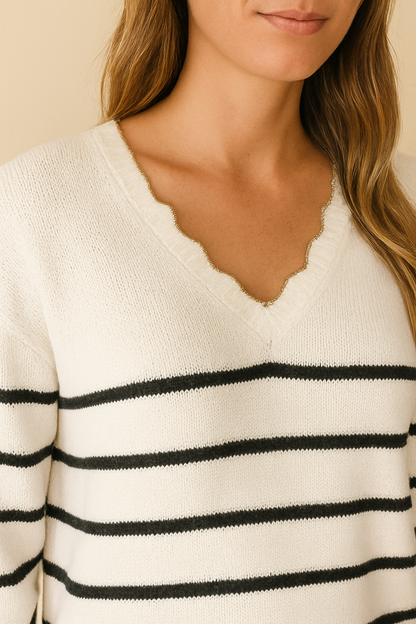 Suéter Cashia Marsella, de la colección Cashia Punto, color blanco con rayas negras y cuello de pico, detalle del cuello de pico