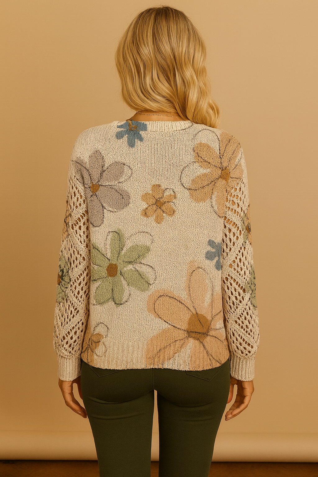 Suéter Cashia MIlán, de la colección Cashia Punto,color beige con dibujo de flores, vista de espaldas
