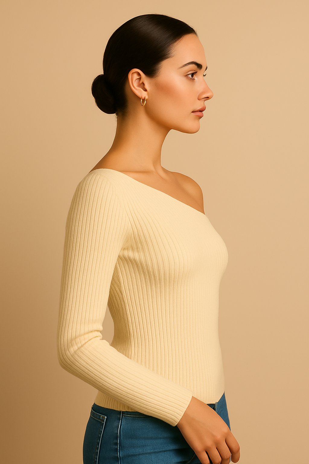 Suéter Cashia Saint-Tropez color blanco con un hombro fuera, vista de perfil