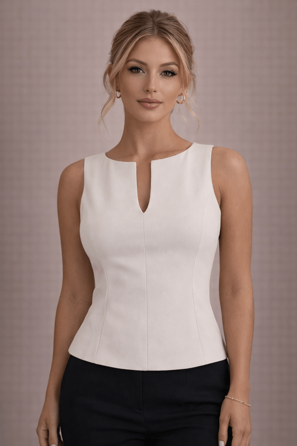 Top Cashia Claudia beige sin mangas con escote redondo en modelo rubia elegante con pantalón negro, plano medio frontal