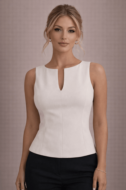 Top Cashia Claudia beige sin mangas con escote redondo en modelo rubia elegante con pantalón negro, plano medio frontal