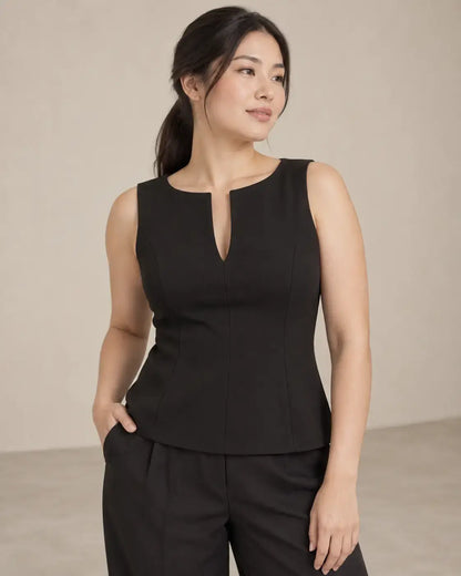 Top Cashia Claudia negro en talla L, sin mangas y con corte entallado, lucido por modelo de melena larga suelta en pose dinámica.