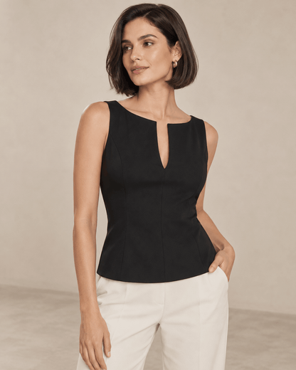Top Cashia Claudia negro en talla M, sin mangas, con silueta entallada y abertura en V, lucido por modelo de pelo bob en pose de tres cuartos.
