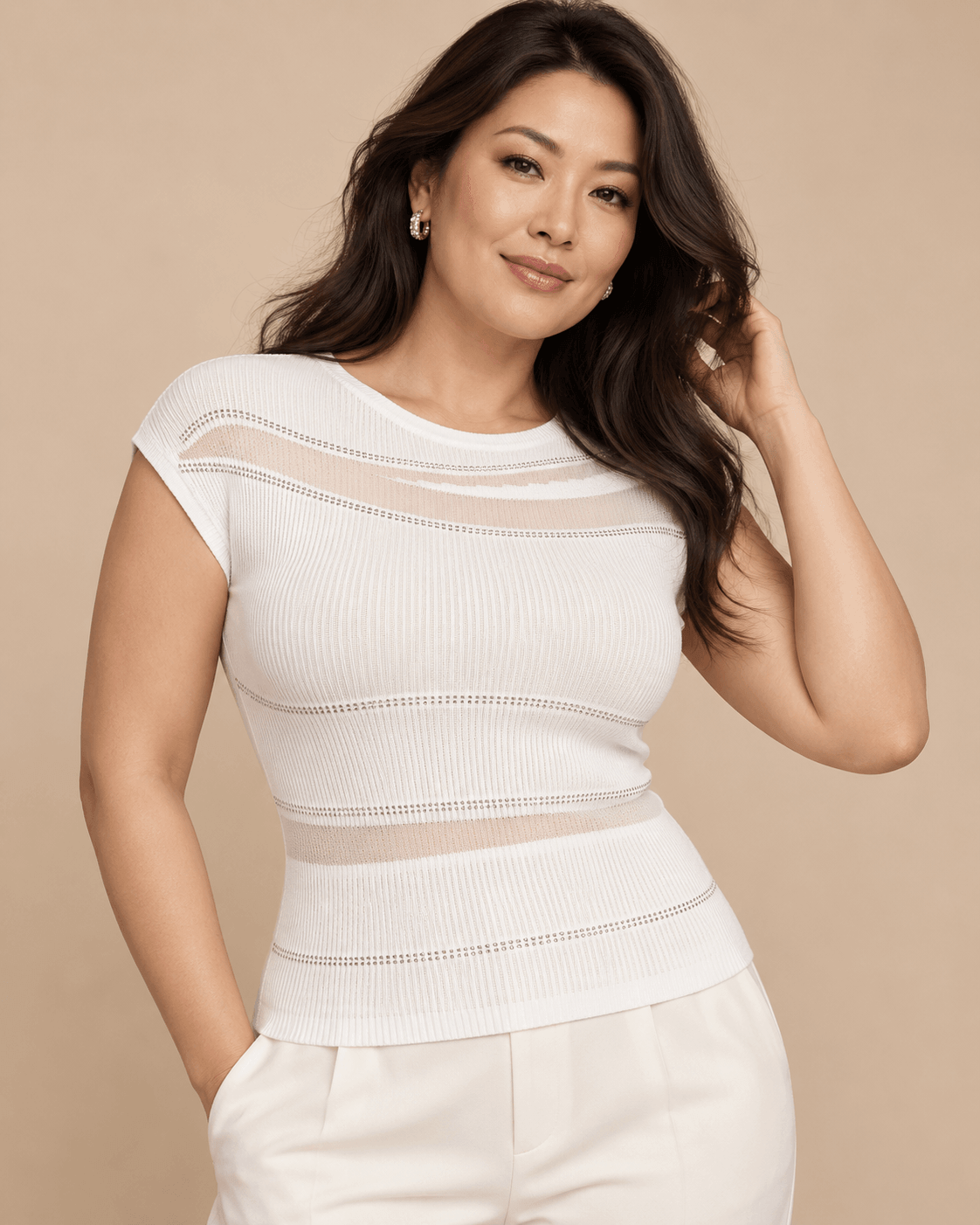Top Cashia Ferrara blanco en talla L, medio plano superior, punto calado con strass y modelo Cashia L de pelo suelto.