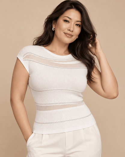 Top Cashia Ferrara blanco en talla L, medio plano superior, punto calado con strass y modelo Cashia L de pelo suelto.