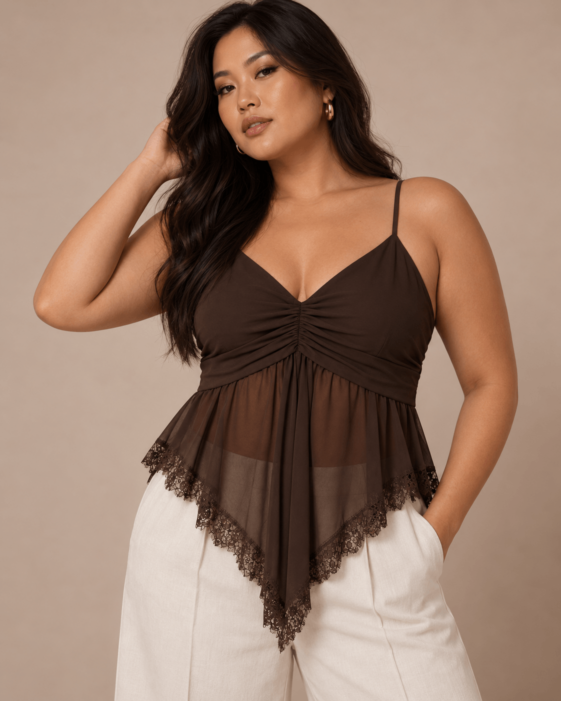 Top Cashia Lucca marrón en talla L, con escote en V, tejido semitransparente y bajo asimétrico con encaje.