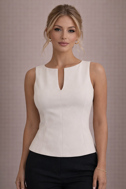 Top Cashia Palermo beige sin mangas con escote redondo en modelo rubia elegante con pantalón negro, plano medio frontal