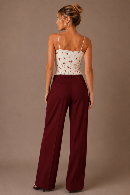 Vista trasera del Top Cashia Portofino floral blanco con tirantes finos y pantalón burdeos wide leg.