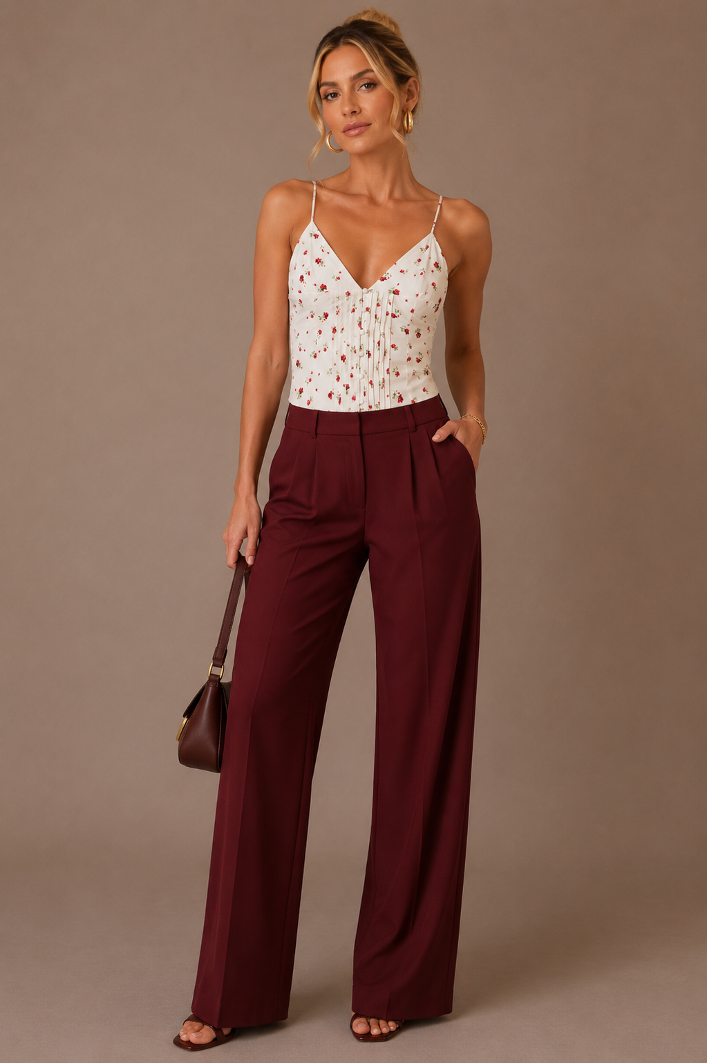 Modelo rubia elegante con Top Cashia Portofino floral blanco y pantalón burdeos wide leg en plano frontal.