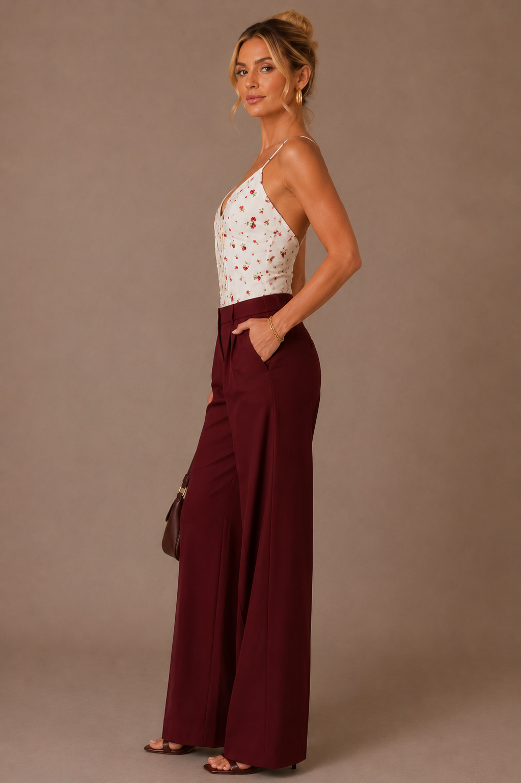 Vista de perfil del Top Cashia Portofino floral blanco combinado con pantalón burdeos wide leg.