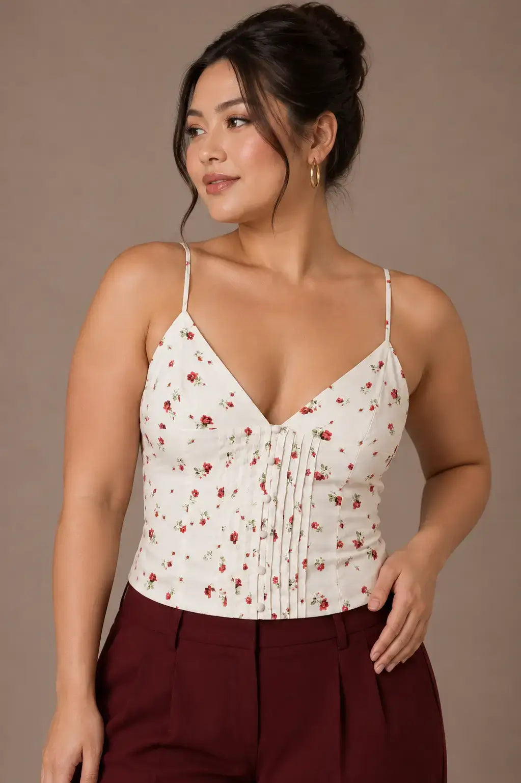 Modelo Cashia asiática con el pelo recogido en alto luciendo el Top Cashia Portofino floral en talla L, medio plano superior.