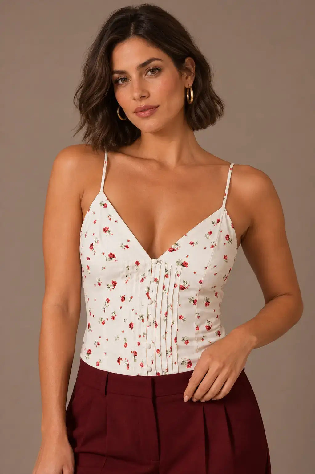Modelo Cashia mediterránea con melena bob castaña luciendo el Top Cashia Portofino floral en talla M, medio plano superior.