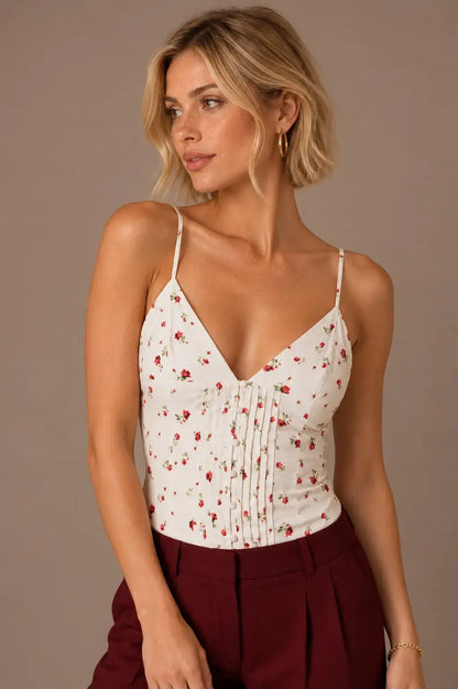 Modelo Cashia rubia con melena corta y pecas luciendo el Top Cashia Portofino floral en talla XS, medio plano superior.
