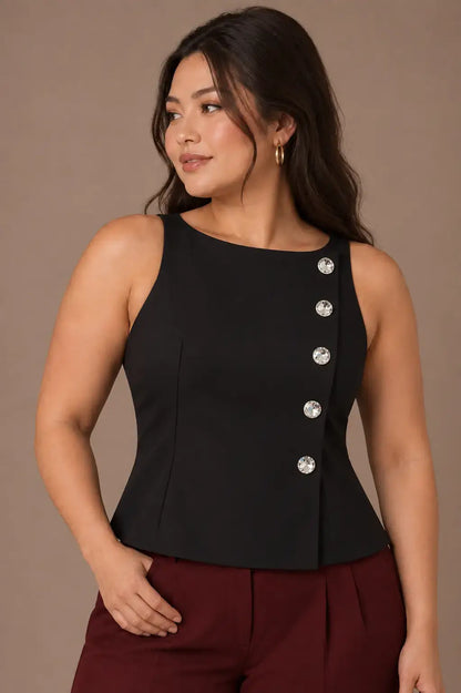 Modelo Cashia talla L con Top Cashia Torino negro de cinco botones joya, en medio plano superior.