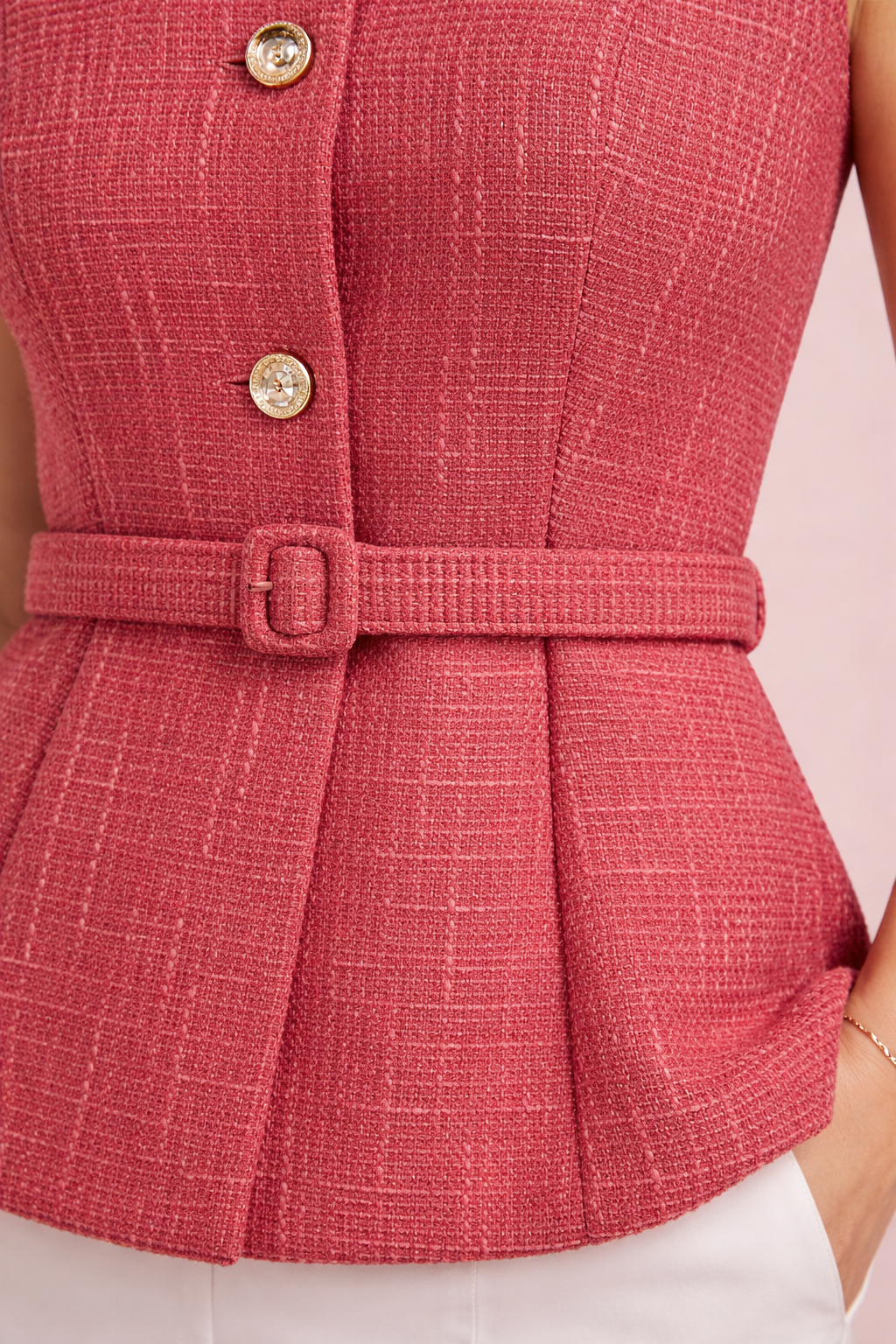 Detalle del cinturón del Top Cashia Toulouse coral con tejido texturizado