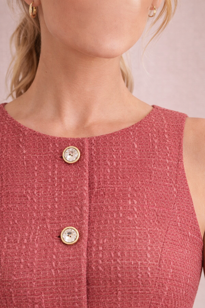 Detalle del escote redondo con botones dorados del Top Cashia Toulouse coral