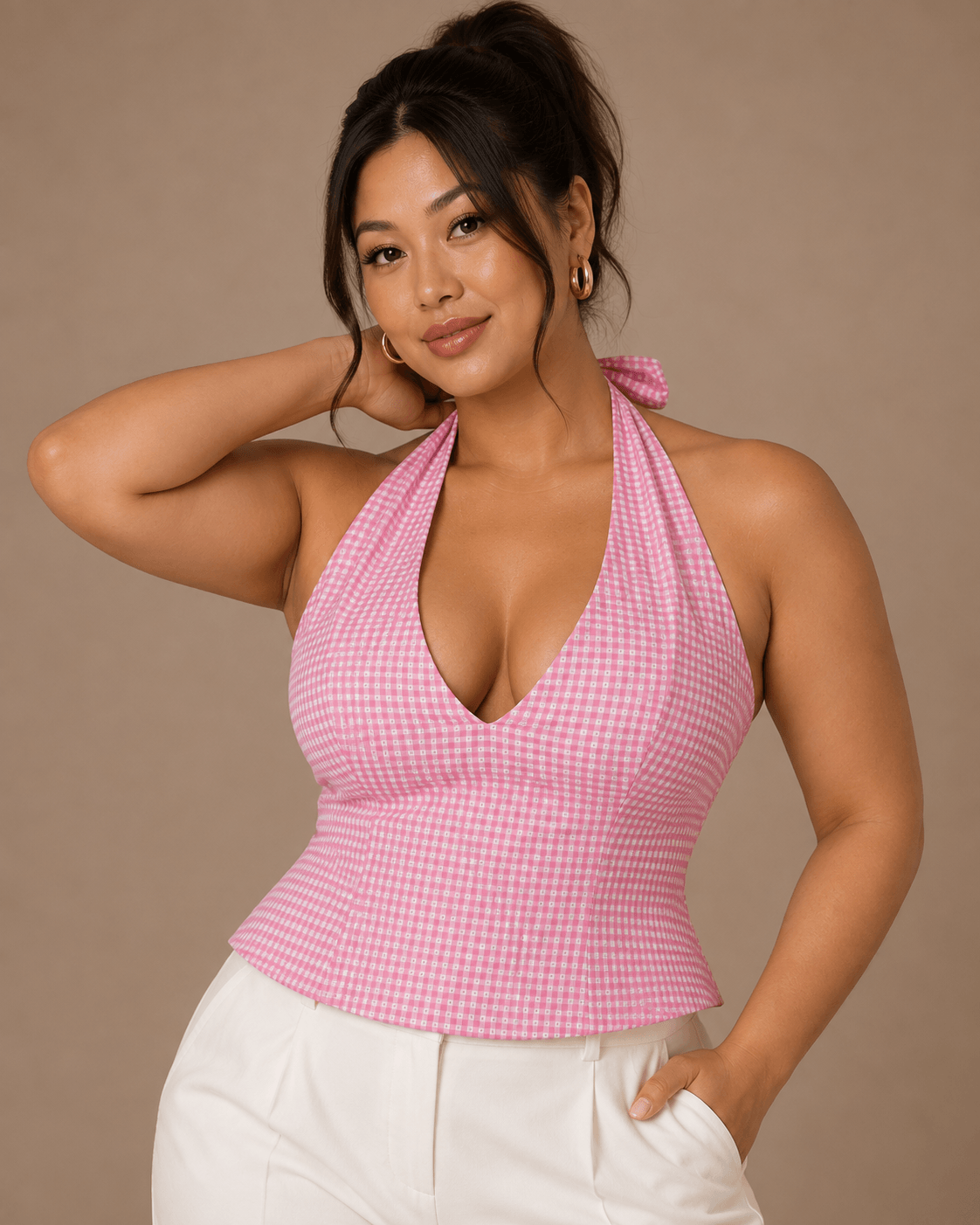 Top Cashia Treviso cuadro rosa en talla L, medio plano superior, escote halter pronunciado y modelo Cashia L con pelo recogido en alto.