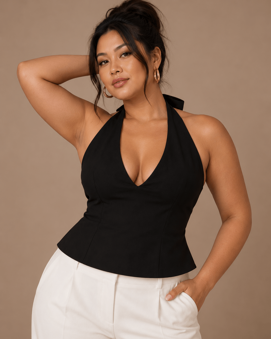 Top Cashia Treviso negro en talla L, medio plano superior, escote halter pronunciado y modelo Cashia L con pelo recogido en alto.