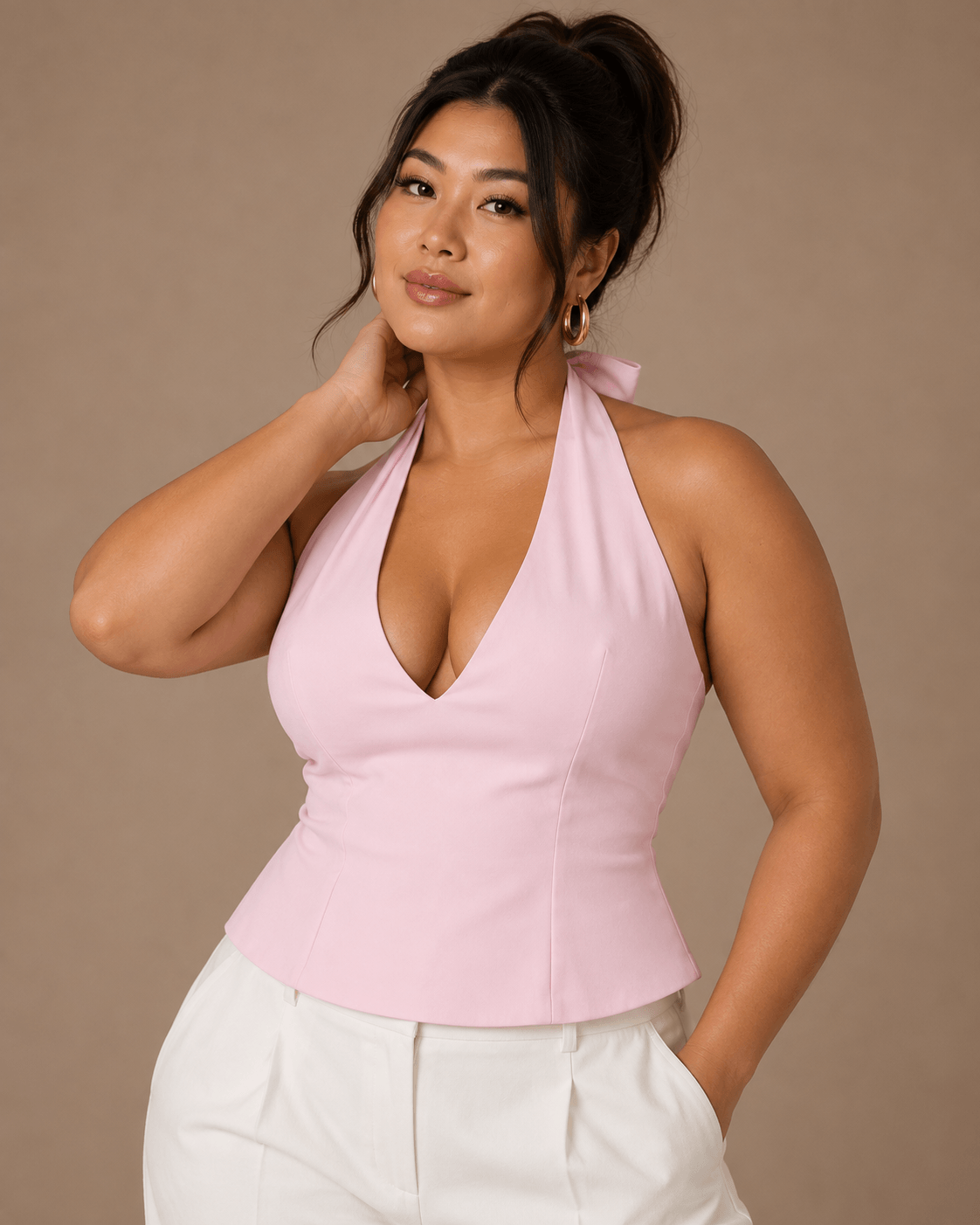 Top Cashia Treviso rosa en talla L, medio plano superior, escote halter pronunciado y modelo Cashia L con pelo recogido en alto.