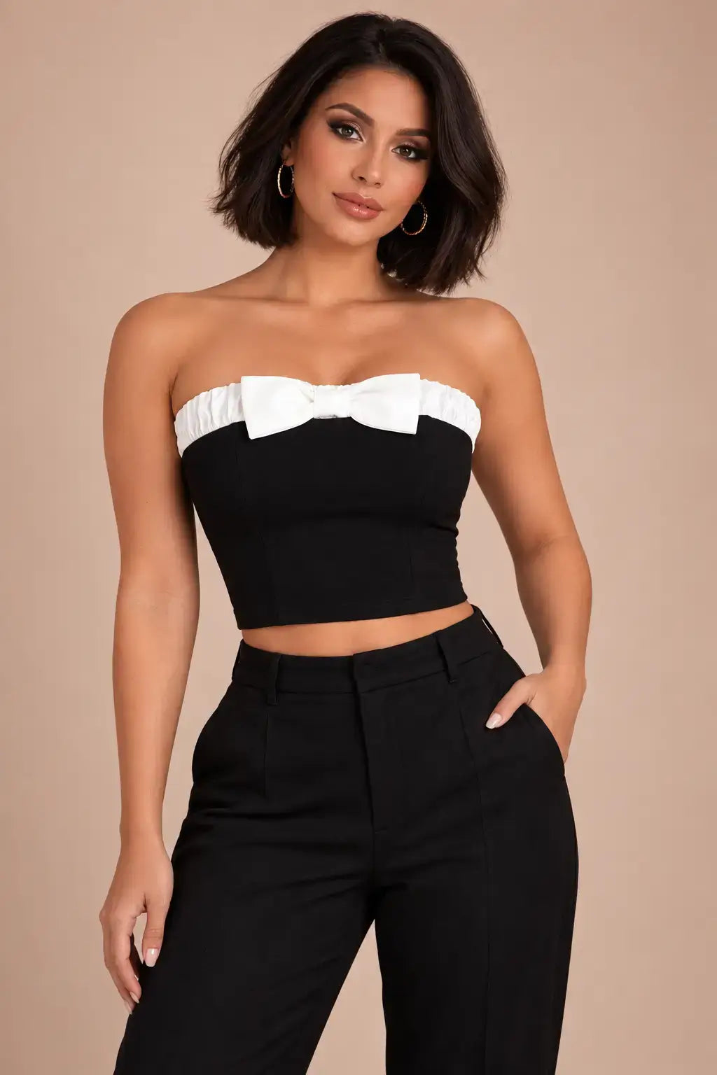 Top Cashia Valencia negro con lazo blanco en modelo talla M, medio plano superior