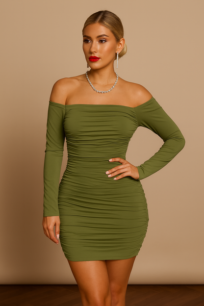 Vestido Cashia Miami, color verde, entallado y fruncido, manga larga y hombros descubiertos, con  vista frontal de medio plano