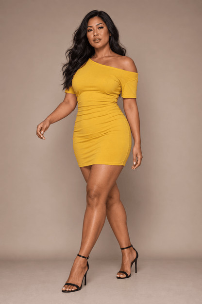 Vestido Cashia Altea amarillo mostaza en talla L sobre modelo asiática con cabello negro largo y suelto, vista de cuerpo entero