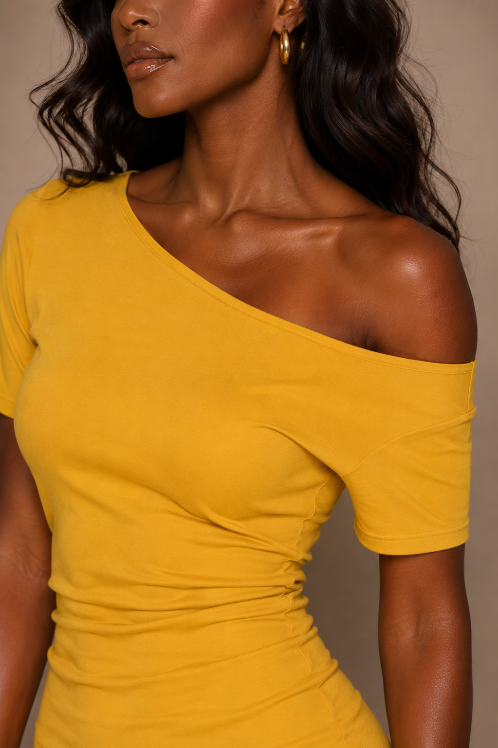 Detalle hombro asimétrico del Vestido Cashia Altea amarillo

