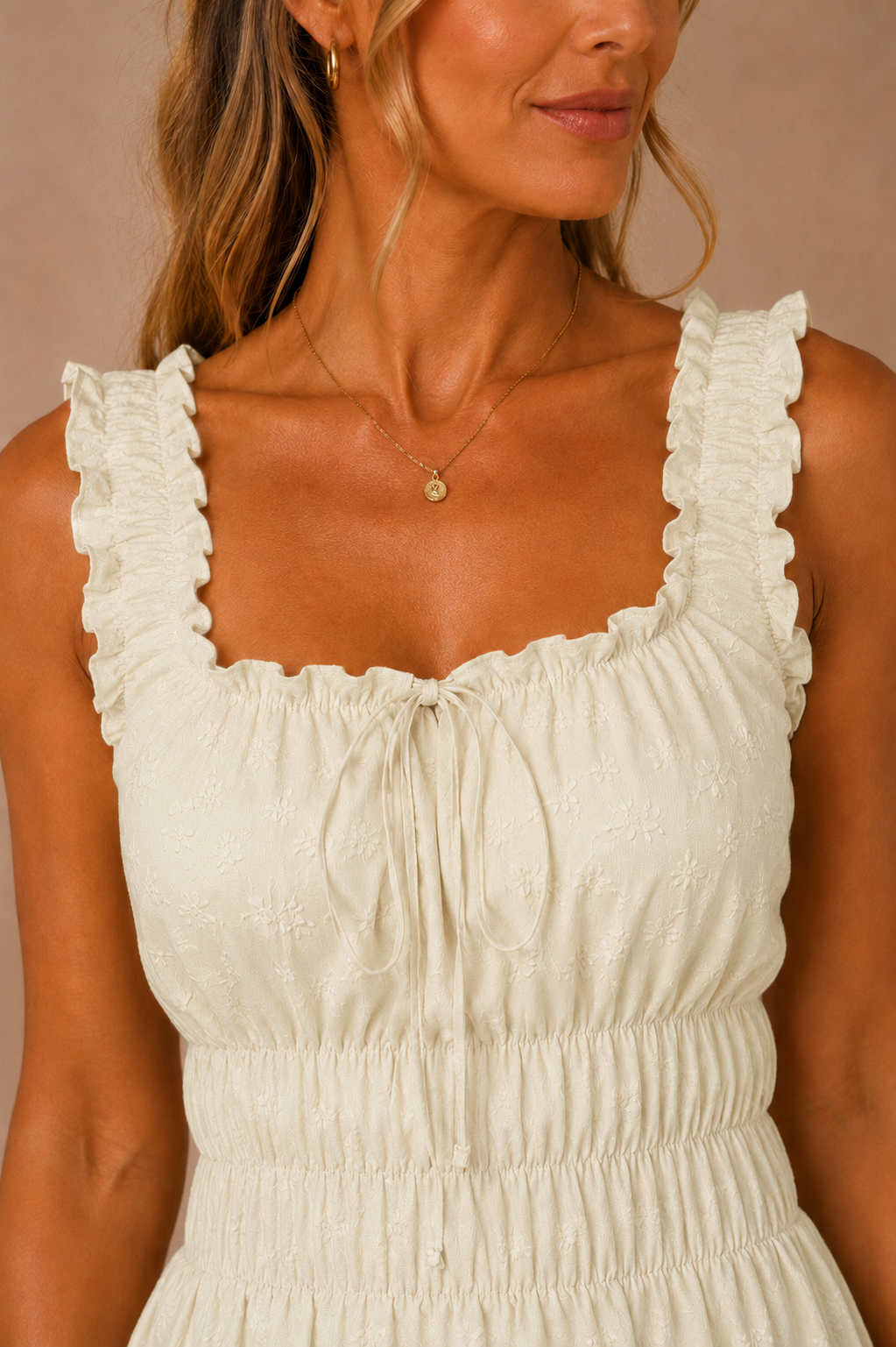 Detalle del escote cuadrado, los tirantes fruncidos y el brocado floral del vestido Cashia amarillo limón.
