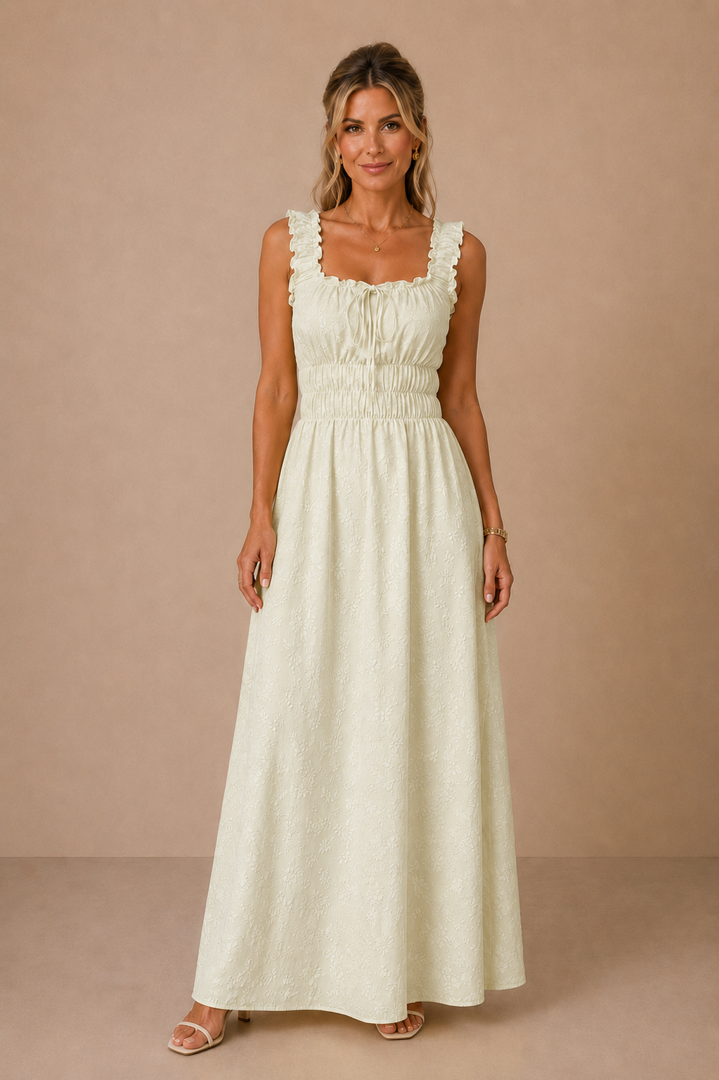 Vestido Cashia amarillo limón con brocado floral, escote cuadrado y falda larga, vista frontal.