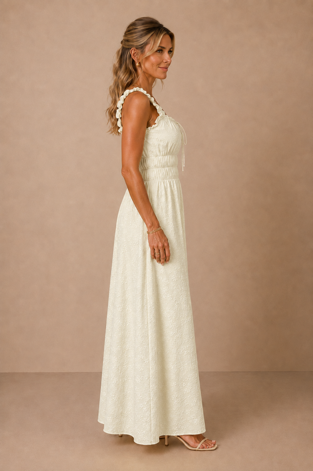 Vestido Cashia amarillo limón con brocado de florecitas y tirantes fruncidos, vista de perfil.