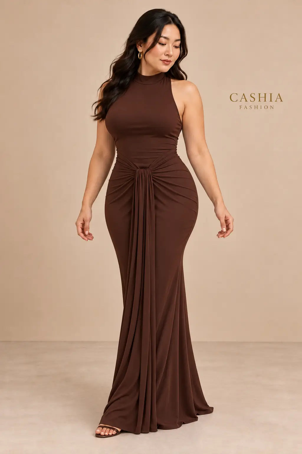Vestido Cashia Annecy chocolate, talla L, sobre modelo asiática de pelo suelto, vista frontal.