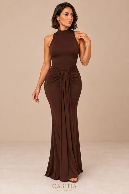 Vestido Cashia Annecy chocolate, talla M, sobre modelo morena de pelo corto, vista frontal.