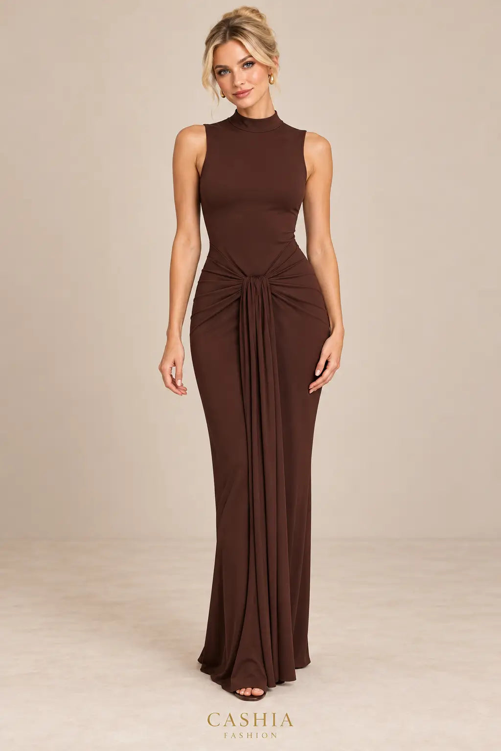 Vestido largo Cashia Annecy chocolate, talla S, con cuello alto y nudo delantero, vista frontal.