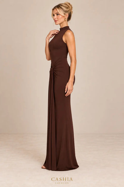 Vestido Cashia Annecy chocolate, talla S, de perfil izquierdo con detalle del drapeado delantero.