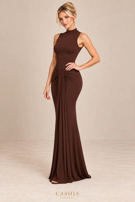 Vestido largo Cashia Annecy chocolate, talla S, con cuello alto y nudo delantero, vista frontal.