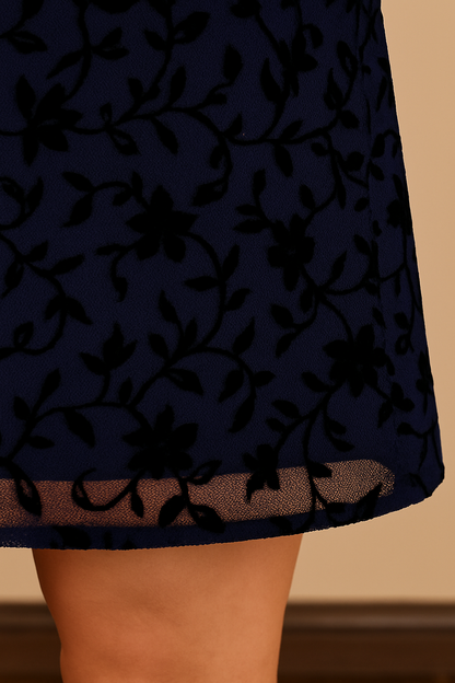 Vestido Cashia Chicago, colorazul marino con encaje y mangas transparentes y acampanadas, con chaqueta Cashia Sofia, detalle del bajo