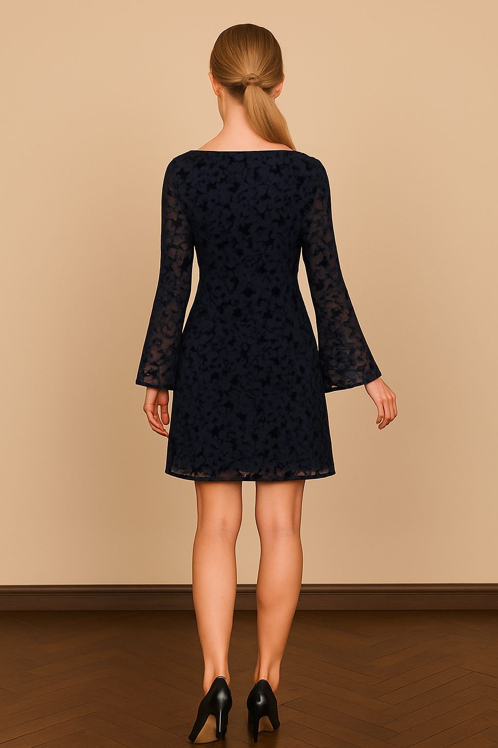 Vestido Cashia Chicago, azul marino con encaje y mangas transparentes y acampanadas, vista de espaldas