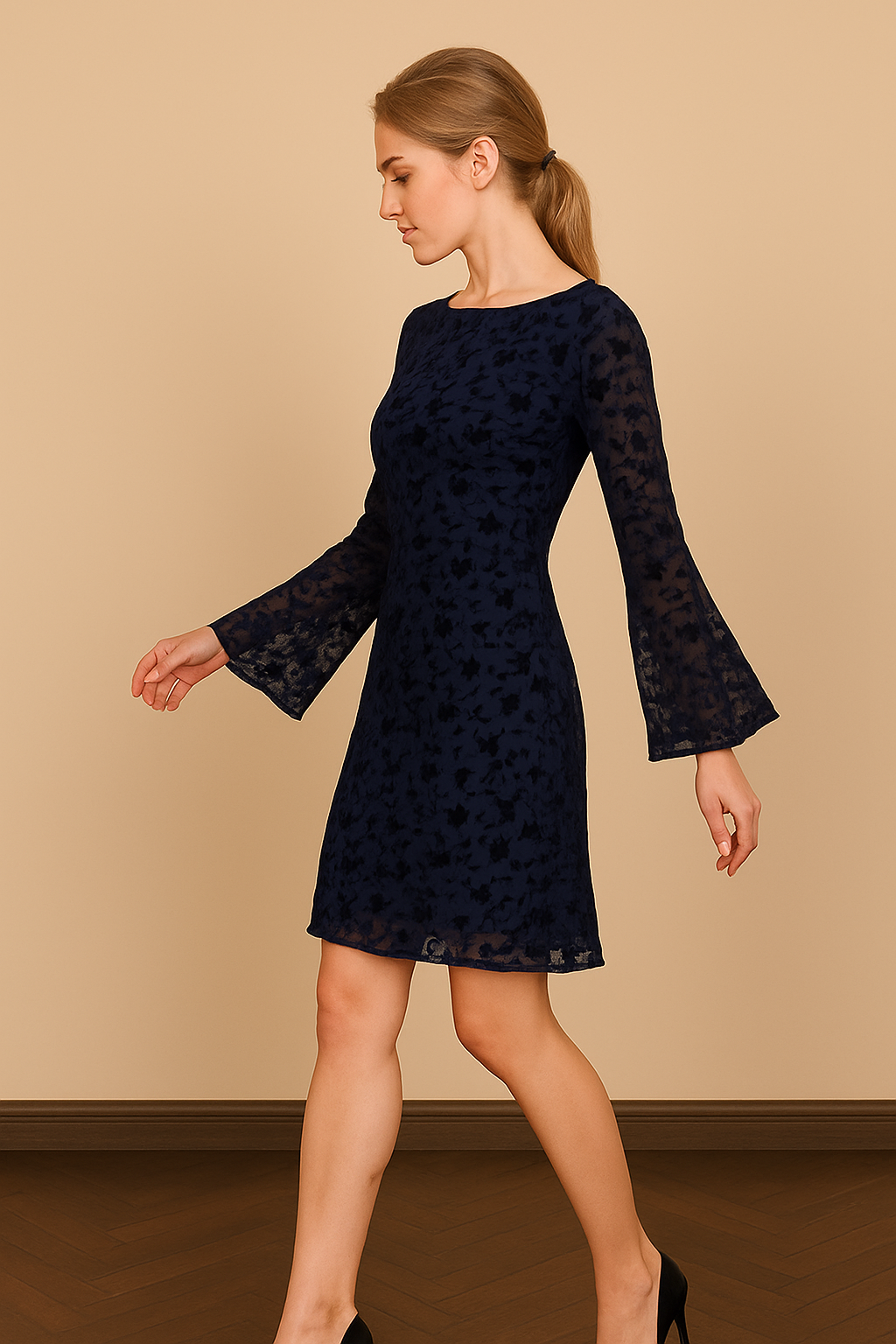 Vestido Cashia Chicago, azul marino con encaje y mangas transparentes y acampanadas, vista de perfil