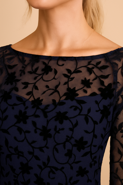 Vestido Cashia Chicago, azul marino con encaje y mangas transparentes y acampanadas, con chaqueta Cashia Sofia, detalle del escote