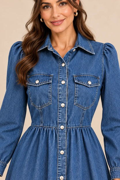 Detalle de la botonadura delantera del vestido vaquero Cashia Denim Siena azul sobre modelo.