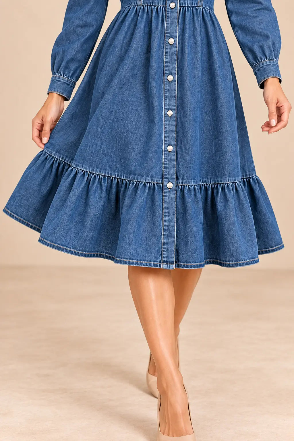 Detalle del volante fruncido del bajo del vestido Cashia Denim Siena azul sobre modelo.