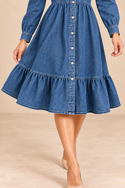 Detalle del volante fruncido del bajo del vestido Cashia Denim Siena azul sobre modelo.