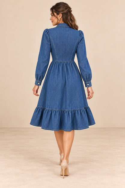 Espalda del vestido Cashia Denim Siena azul, con cintura entallada y volante en el bajo.