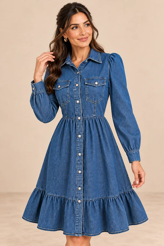 Medio plano del vestido Cashia Denim Siena azul sobre modelo morena, con cuello camisero y bolsillos de pecho.