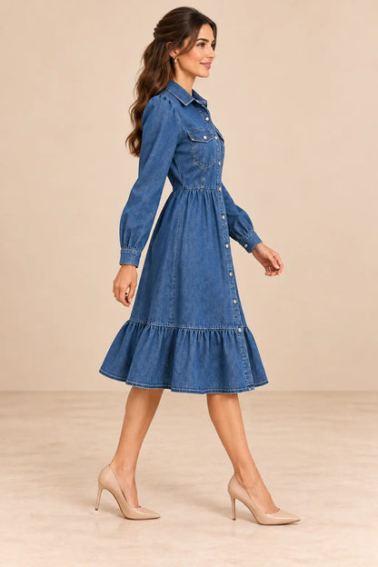 Vestido vaquero Cashia Denim Siena azul, vista de perfil sobre modelo caminando.