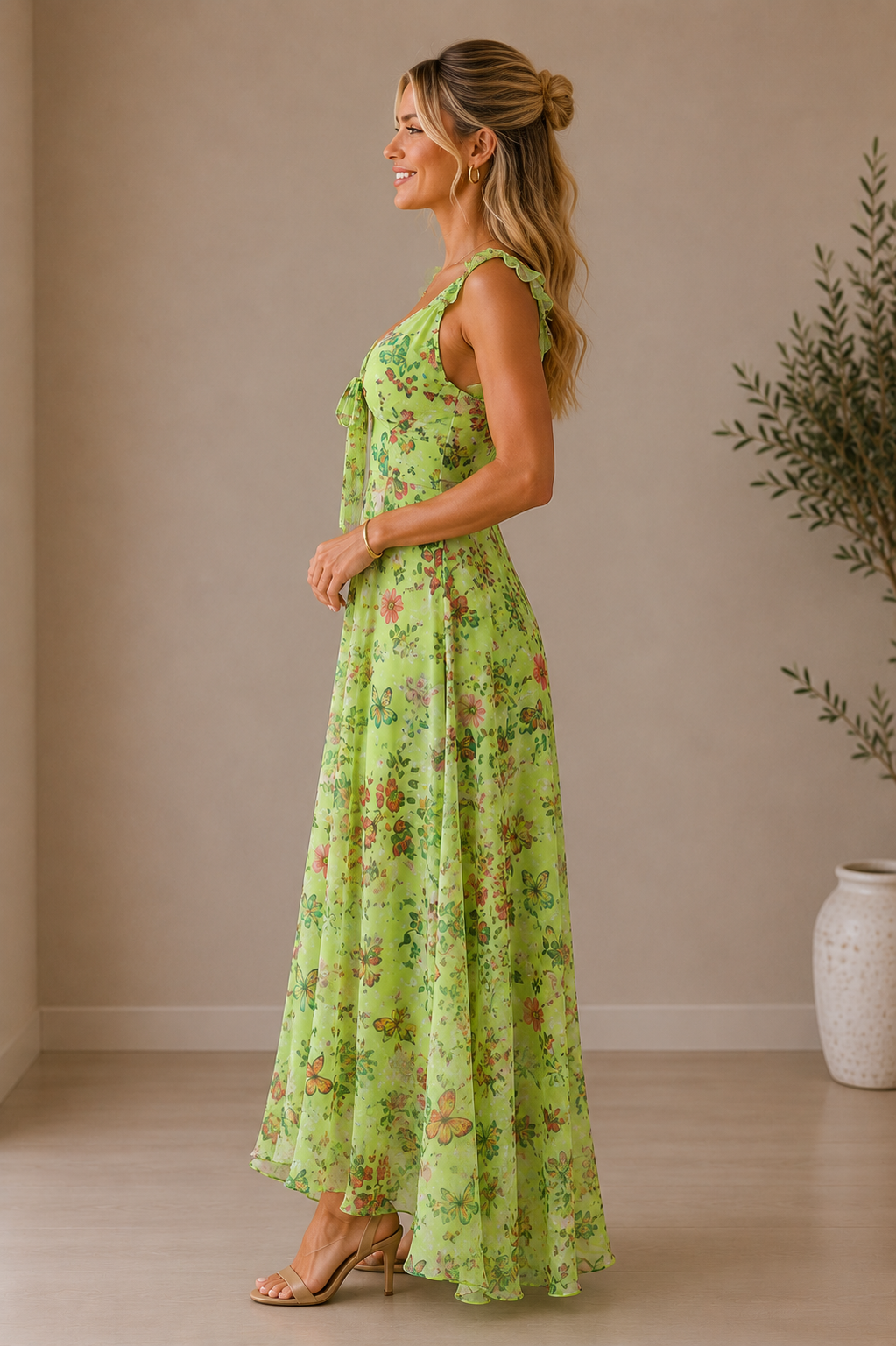 Vestido Cashia Garda color verde floral visto de perfil, modelo Cashia rubia de 35 años con pelo semirecogido, fondo nude con suelo definido.