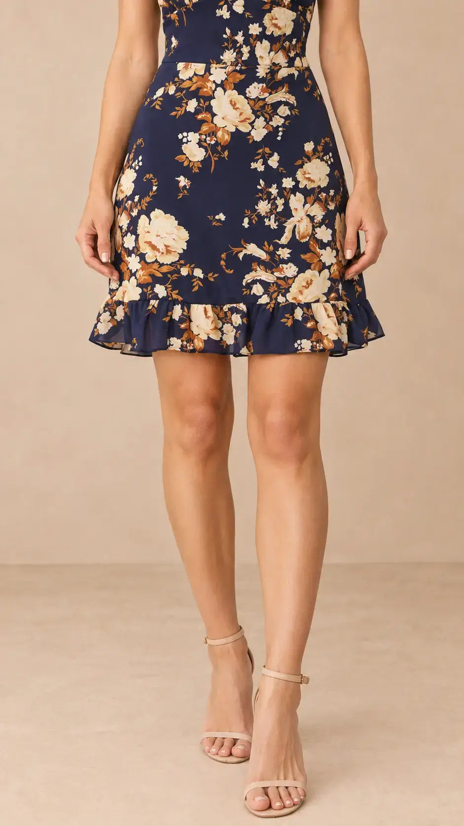Vestido Cashia Huelva azul marino floral talla S, detalle de la falda corta y el volante del bajo.