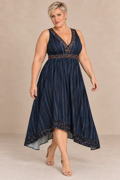 Modelo rubia de talla 2XL luciendo el Vestido Cashia León azul marino.