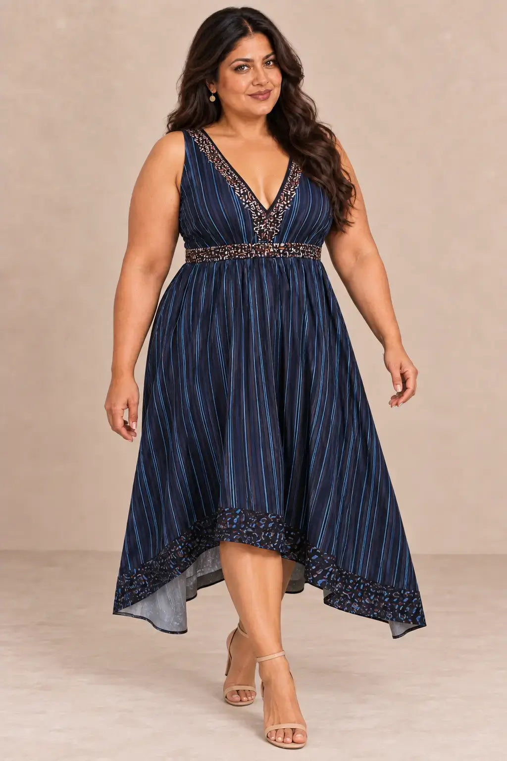 Modelo morena de talla 3XL luciendo el Vestido Cashia León azul marino.